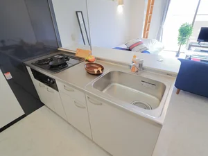 対面キッチン！　自炊して料理を置くのに便利なカウンター付き！