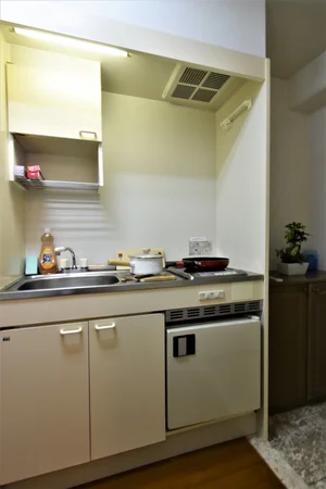 IH1口キッチン！　調理器具や食器類などすべて標準品です！　自炊できて健康面に考慮！