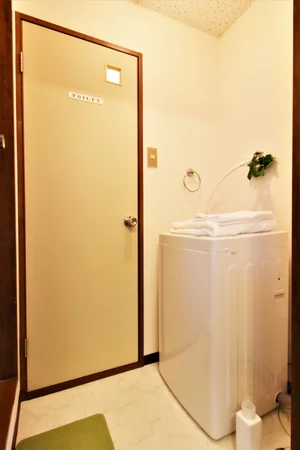 室内洗濯機置き場で洗剤まで付いております！　コインランドリーに行かなくても洗濯できて便利♪