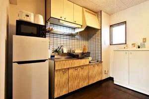 冷蔵庫や電子レンジ・電気ケトル・炊飯器など家電類充実！　広々としたキッチンスペースで自炊も楽々♪