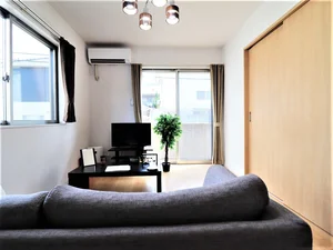 2面の窓があるので、室内が明るいです! ローテーブルもあり、勉強やお仕事でも活用いただけます。