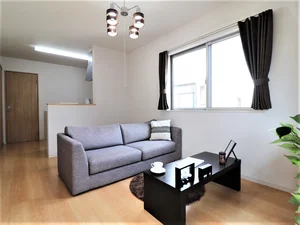 広いソファ付きのLDKで寛げます 角部屋により日当たりも良く快適♪