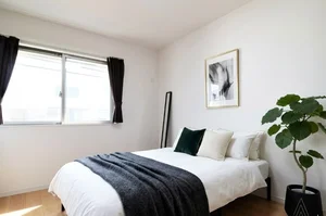 寝室と仕切れるのでプライベートな空間に! ゆっくり休んで翌日もスッキリと!※植木と額とクッションなどの装飾は写真用です。