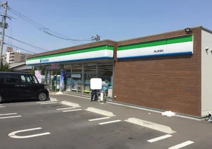 ファミリーマート岡南店まで徒歩4分、300ｍ。