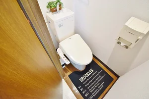 ウォシュレット付き、トイレットペーパーもあり、トイレ用洗剤も完備です♪