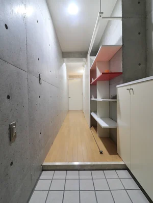 玄関　靴置き場もお洒落な作りです！　収納スペースも豊富で長期の滞在でも安心！