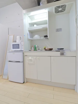 システムIHコンロのキッチン　調理器具や食器類などもそろっていてすべて標準品です。　電子レンジや冷蔵庫もあって一人暮らしに必要な家具家電充実！