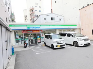 ファミリーマート　呉中通3丁目店まで徒歩４分