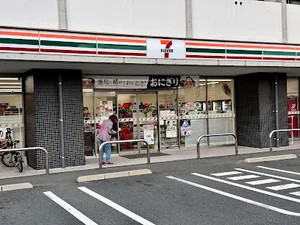 セブン-イレブン 呉西中央店まで徒歩５分