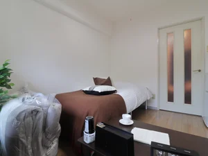 白い壁と茶色の床がお洒落な室内です！　リネン類の取り揃えも豊富にございます。