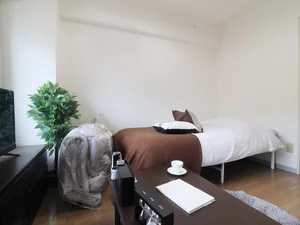 ローテーブル付きでお仕事や勉強にもご活用いただけます！　テレビもありお仕事終わりや休日の余暇も充実♪