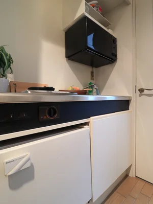 1口IHコンロのシステムキッチンです。食器類や調理器具などそろっていて食材を用意したら即日自炊可能！　長期の滞在にも便利です。