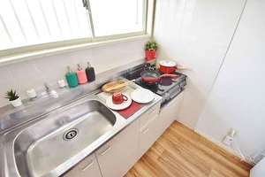 【キッチン画像】調理器具から洗剤まで完備。ホテルと違って調理できて、自宅の様に暮らせるのがマンスリーマンションの強みですね。