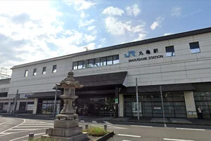 丸亀駅まで車で13分、5.1km｡