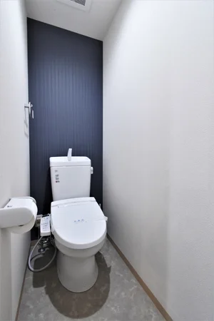 ウォシュレット付き! トイレットペーパーはもちろんトイレブラシや洗剤も標準品です。 長期の滞在でも掃除できるので清潔に!