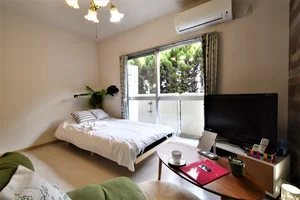 大きめなテレビがあり! 座椅子でくつろぎながらテレビ鑑賞していただけます♪ 家具家電だけでなく ティッシュやリセッシュなど備品類も充実しています。