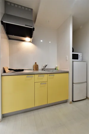 2口IHコンロ システムキッチン! 一人暮らしに十分な広さ! 冷蔵庫や電子レンジなど家電もそろっています。