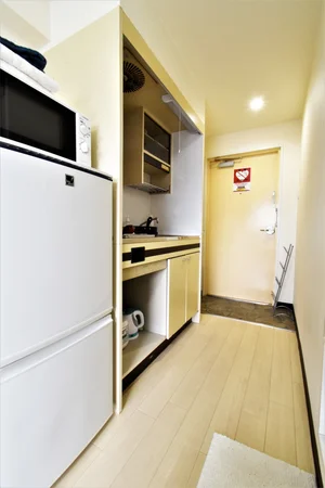 IHコンロのため掃除がしやすいです。　食器類や調理器具などあり　長期の滞在でも自炊でき健康面に考慮！