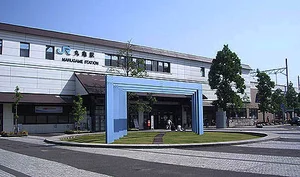 丸亀駅まで車で17分、7.4km｡