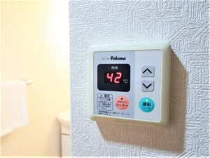 給湯スイッチ　常に適温をキープできる安心設計。冬場のバスタイムも、キッチンでの洗い物も、指先ひとつで快適な温度に。