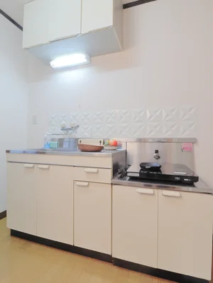 2口IHコンロで、掃除がしやすいです。 調理器具や食器類などすべて標準品で即日自炊可能です。