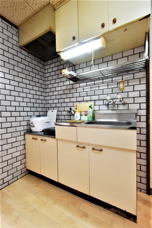キッチン! 調理器具や食器類などすべて標準品です! 長期滞在でも自炊できて健康面に考慮!