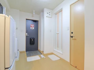 玄関スペース　広々としています♪　冷蔵庫等一人暮らしに必要な家具家電がそろったお部屋！