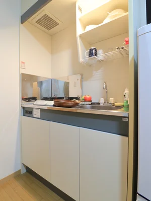 キッチンは調理器具や食器類などそろっているので自炊をするのにも便利です！