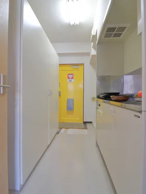 廊下部分に収納があります。 長期滞在でも荷物等収納いただけます。