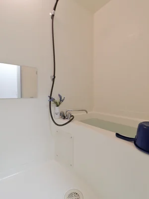 お風呂トイレ別のため、ゆったり入浴いただけます。 シャンプーコンディショナー・ボディーソープなどすべて標準品! スポンジや洗剤もあるので清潔に保っていただけます。