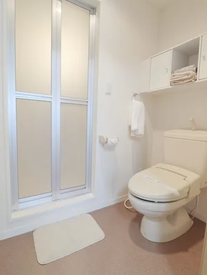 バストイレ別! トイレットペーパーはもちろん トイレブラシや洗剤などもあり! 清潔に保てます!