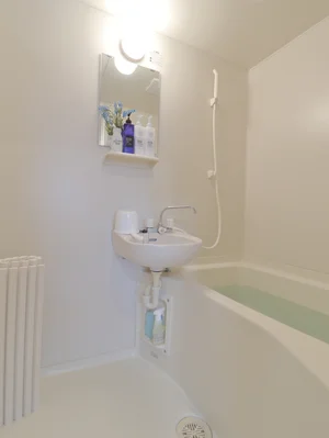 お風呂トイレ別のため、ゆったり入浴いただけます。 シャンプーコンディショナー・ボディーソープなどすべて標準品! スポンジや洗剤もご用意しております。