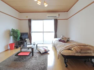 広めの洋室のため 二人入居でも快適です。ティッシュやリセッシュ、使い捨てスリッパなどの備品も充実しております!