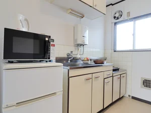 IHコンロのため、掃除がしやすいです。調理器具や食器、洗剤やスポンジなどもそろっていますので、入居後即自炊可能となっております!