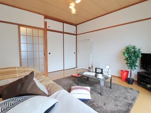 洋室に収納ありで 荷物が多い方にも嬉しいお部屋♪ ほかにもあったら嬉しい備品類もそろっておりますので ぜひご利用ください。