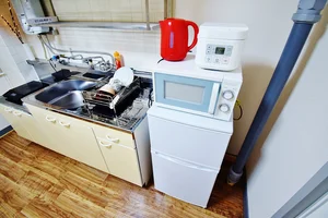 【冷蔵庫・電子レンジ】ホテルと違い香川県観音寺市ウィークリーマンションでは標準設備♪一人暮らし用の冷蔵庫なので1週間以上の暮らしに最適★お客様の声から今の形になりました。