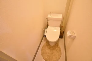 【トイレ画像】ウォシュレット付トイレです(*^^)v清掃道具もご用意しております☆彡香川県観音寺市ウィークリーマンションでは標準設備です♪
