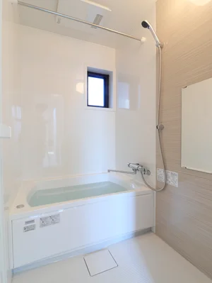 綺麗な浴室! 湯船が広く足がのばせて 一日の疲れを落とせます! シャンプー・コンディショナーなど標準品です。