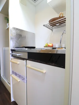キッチン調理器具や食器類も多数あり 自炊可能で健康面に考慮できて長期滞在に便利!