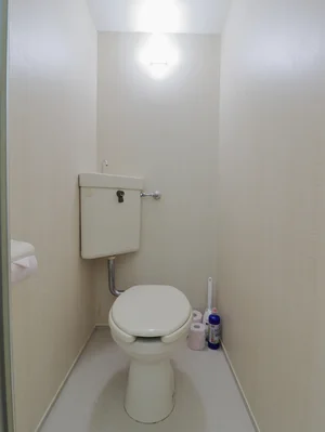 バストイレ別! トイレットペーパーや洗剤など備品類も完備! 清潔に保てます。