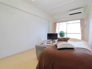 リネン類のご用意も豊富! 温かみのある色合いのインテリアが落ち着く室内です♪