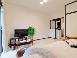 白を基調とした室内で清潔感があり　明るいお部屋です♪　あると嬉しい備品類も標準品です！