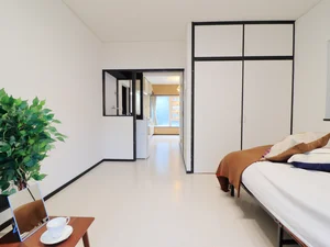 洋室　収納スペースあり！　広々とした室内で快適にお過ごしいただけます。