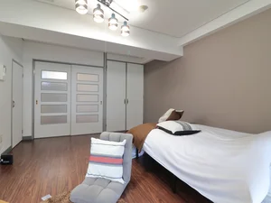 洋室広々でゆったりお過ごし頂けます! ローテーブル・座椅子ありでお仕事や勉強にもご活用いただけます。