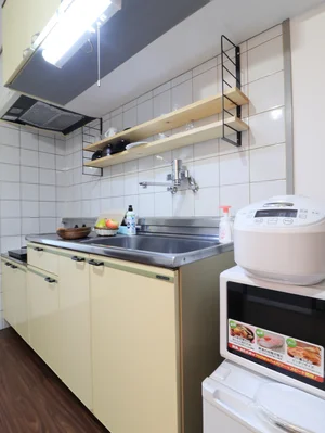 卓上IHコンロのキッチンです。 食器や調理器具など取り揃えてあります! 炊飯器や電子レンジ等家電類も取り揃え!