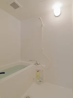 広々とした湯船につかって 一日の疲れを落としていただけます♪ シャンプー・コンディショナーなど標準品です。