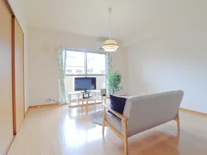 ソファ付きのリビングで自宅のように寛げる空間!