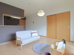 おしゃれなインテリアの室内♪ ファミリーで利用できるのでリフォーム等での滞在などでもご利用可能!