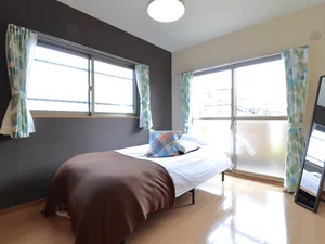 窓が複数個あり! 開放感のあるお部屋! 姿見ありで朝支度にも♪