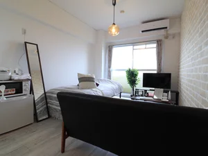 エアコン付きで温度調節可能で快適なお部屋! テレビを見ながら仕事終わりなどゆっくり寛げます♪
